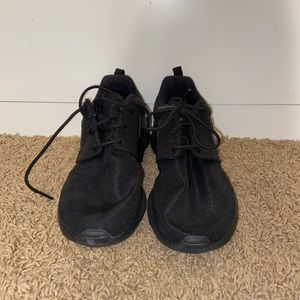 Nike Shoes - Nike Roshe Sneaker Nike Shoes - Nike Roshe Sneaker
